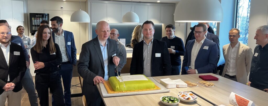 Das Projektteam von Bacthera und AGILITA beim Tortenanschnitt am Kick-off.